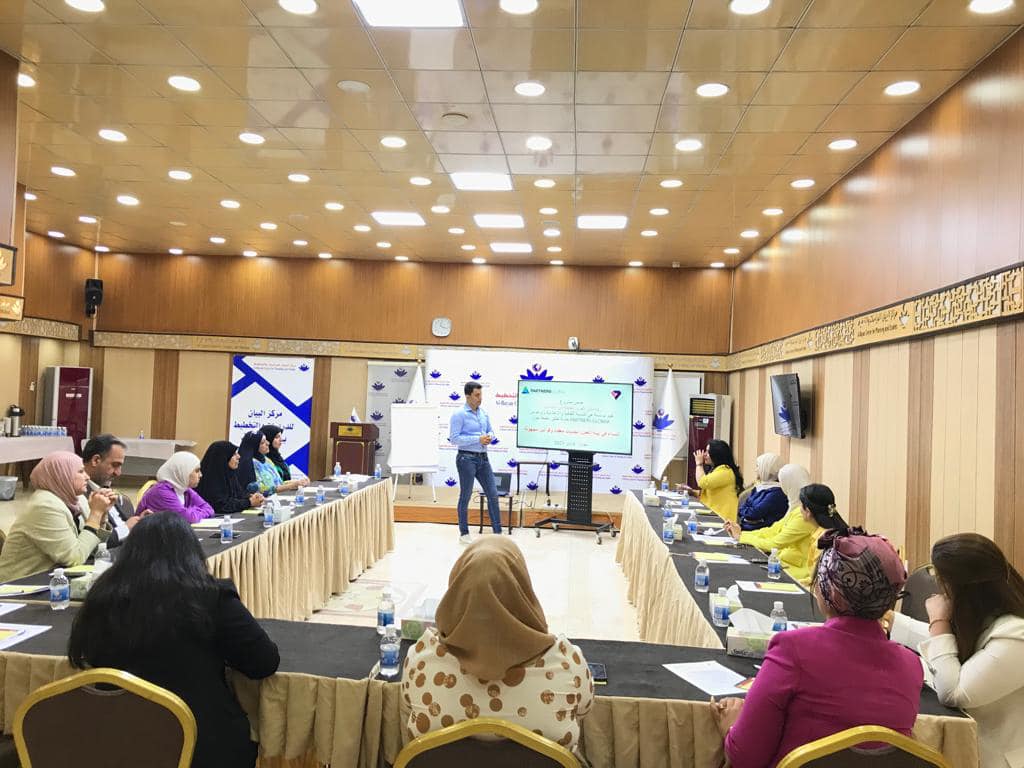 مؤسسة هي تستمر بعقد جلساتها النقاشية حول واقع المرأة العامل