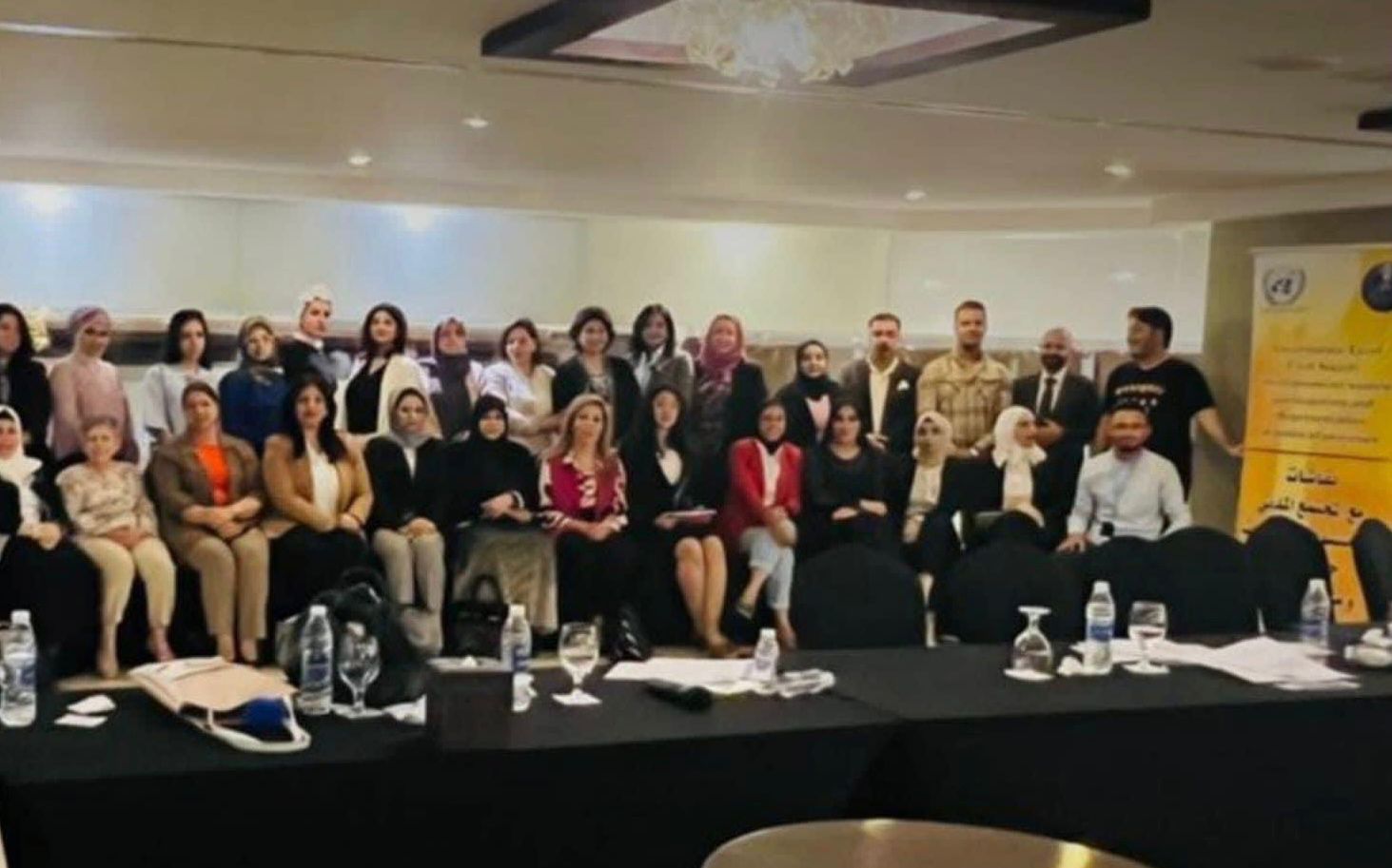 مؤسسة هي تشارك في إجتماع طاولة مستديرة للنساء المهتمات بقضايا تعزيز المشاركة السياسية للمرأة